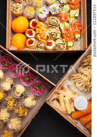 Gift box, food delivery in cardboard boxes. Catering, lunch box, delicious home delivery food for holidays and parties. Dinner 112897513