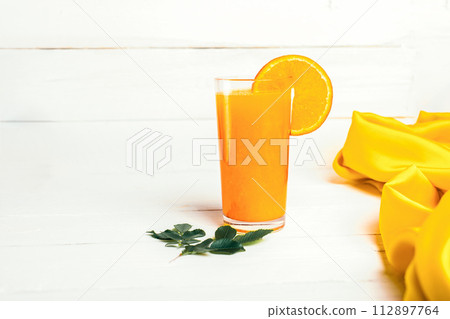 Be cut to remove the orange juice to drink and eat 112897764