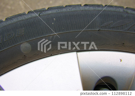 建議更換已經惡化和破裂的危險輪胎 112898112