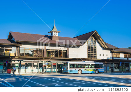 Kamakura Station on a summer morning 112898590