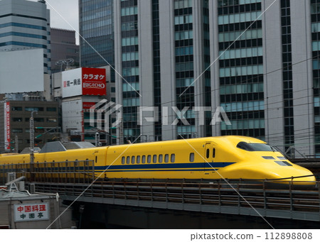 Doctor Yellow arriving at the station 112898808