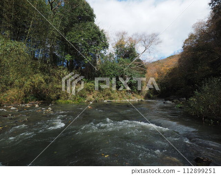 美麗的風景與水面的倒影 112899251