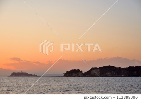 The view of Enoshima from the Zaimokuza coast in the sunset 112899390