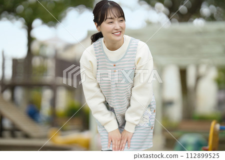 幼兒園老師在公園照顧孩子們 幼兒園老師在公園照顧孩子們 112899525