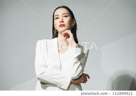 穿著白色西裝的職業女性 穿著白色西裝的職業女性 112899821