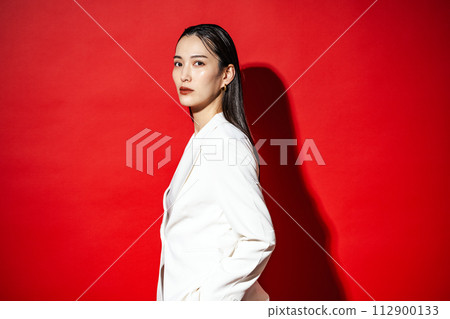 穿著白色西裝的職業女性 112900133