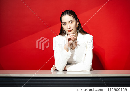 Career woman wearing a white suit 112900139