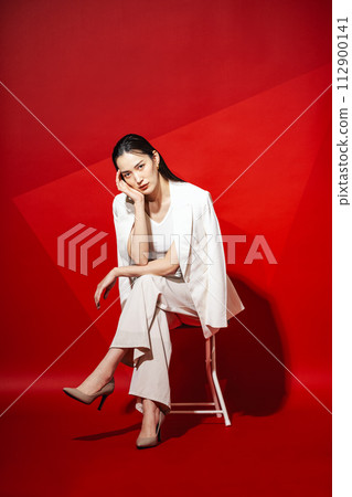 Career woman wearing a white suit 112900141