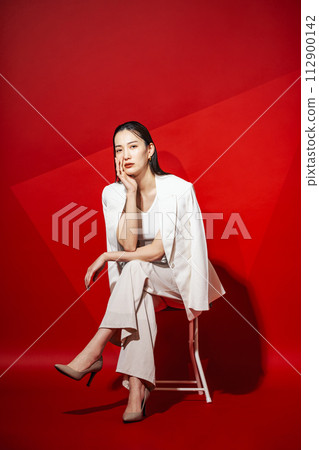 Career woman wearing a white suit 112900142