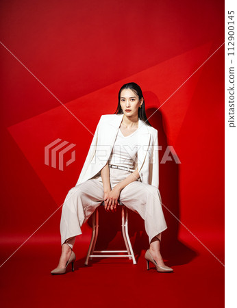 穿著白色西裝的職業女性 112900145