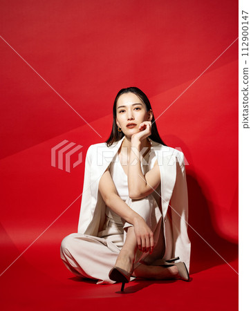 Career woman wearing a white suit 112900147