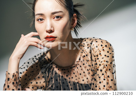 Women's portrait 112900210