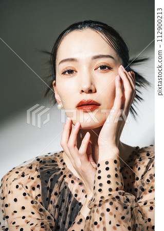 Women's portrait 112900213