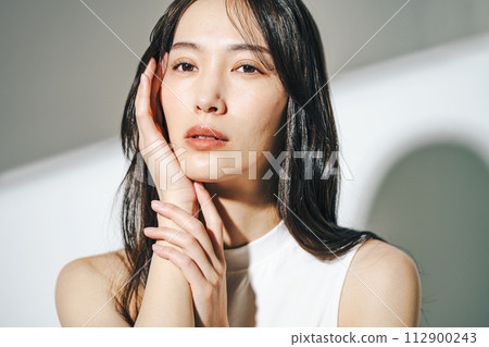 Female beauty and beauty image 112900243