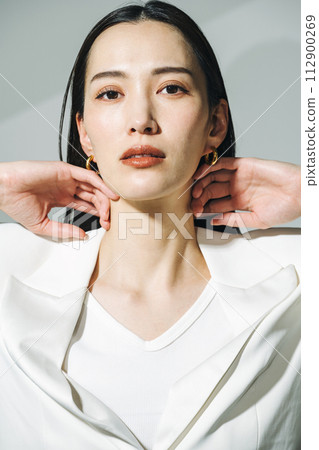 穿著白色西裝的職業女性 112900269