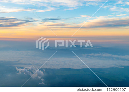 從富士山頂眺望雲海 從富士山頂眺望雲海 112900607