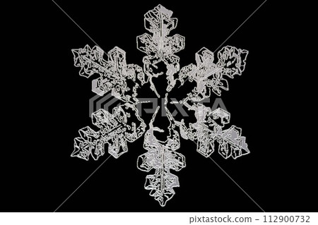 Snowflake black background microscope observation sketch Snowflake black background microscope observation sketch 112900732