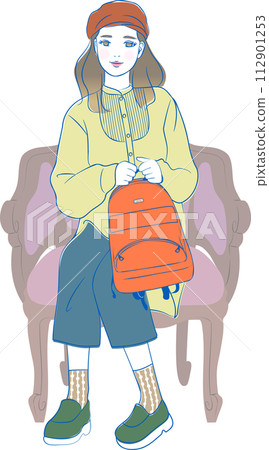 坐著的可愛女人_背著背包坐著的可愛女人_拿著花束_眼鏡 112901253