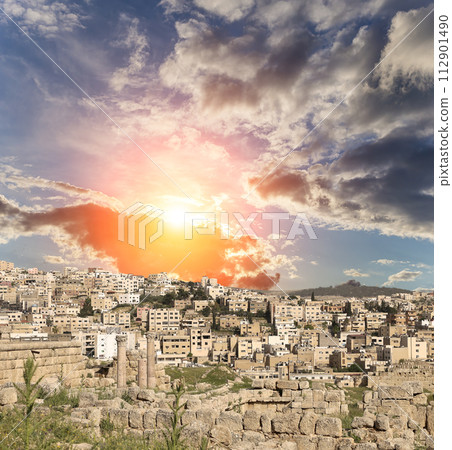 Roman ruins (against the background of a beautiful sky with clouds) in the Jordanian city of Jerash (Gerasa of Antiquity), capital and largest city of Jerash Governorate, Jordan 112901490