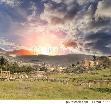Roman ruins (against the background of a beautiful sky with clouds) in the Jordanian city of Jerash (Gerasa of Antiquity), capital and largest city of Jerash Governorate, Jordan 112901563