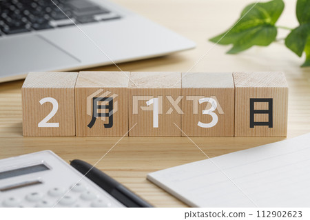 寫有 2 月 13 日 (NISA) 的積木 112902623