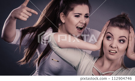 Two women having argue 112904746