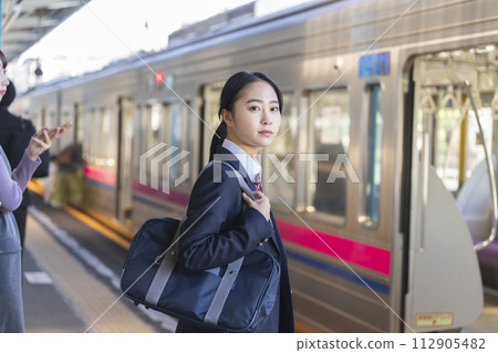 在月台等火車的高中女孩 在月台等火車的高中女孩 112905482