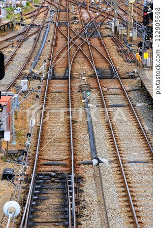 Complex tracks inside a railway station 112905698