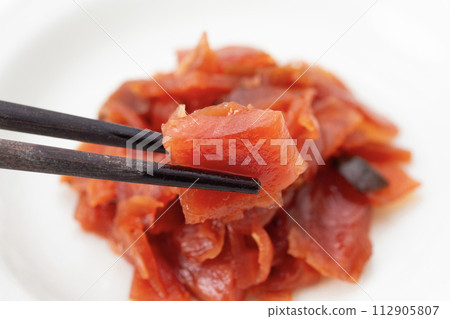 福神漬白色背景 112905807