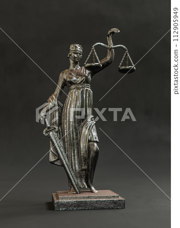 Metal statue of Themis of Justice 112905949