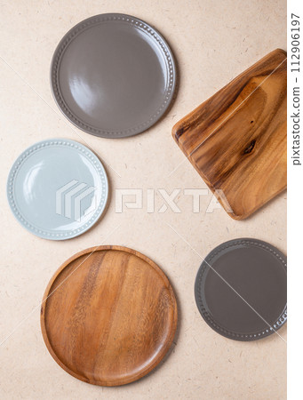 Household goods, plates and cutting boards with natural taste | Background image 112906197