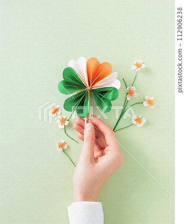 Woman's hands/idea for greeting cards, invitations, celebrations 112906238