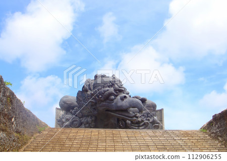 迦樓羅雕像仰望天空 112906255