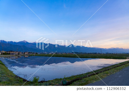 [Early summer material] Early summer Azumino, morning rural scenery [Nagano] 112906332