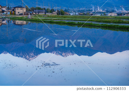 [Early summer material] Early summer Azumino, morning rural scenery [Nagano] 112906333