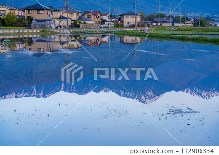 [初夏材料]初夏安曇野，早晨的田園風光[長野] 112906334