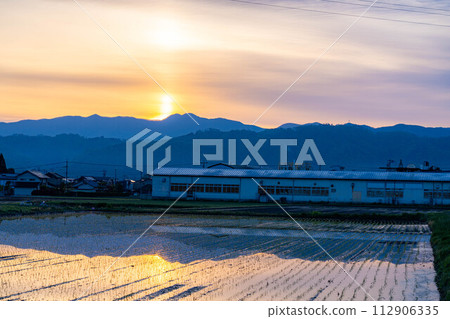 [Early summer material] Early summer Azumino, morning rural scenery [Nagano] 112906335