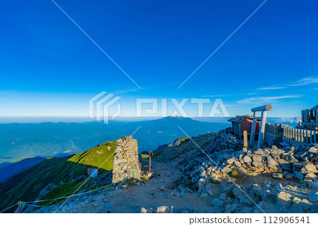 [Sunrise material] Superb view of the sunrise from Mt. Kisokoma [Nagano Prefecture] 112906541