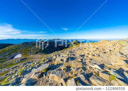 [Sunrise material] Superb view of the sunrise from Mt. Kisokoma [Nagano Prefecture] 112906550
