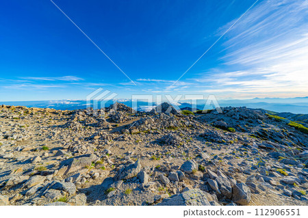 [Sunrise material] Superb view of the sunrise from Mt. Kisokoma [Nagano Prefecture] 112906551