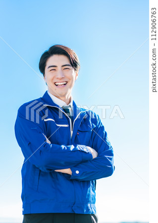A man in his 30s working at a distribution center 112906763