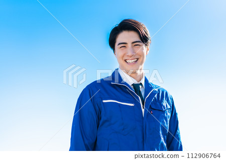 A man in his 30s working at a distribution center A man in his 30s working at a distribution center 112906764