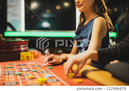 情侶在賭場約會 112906879