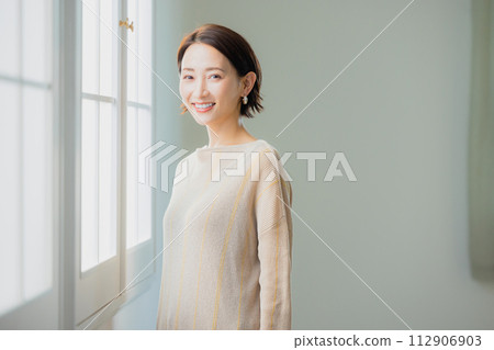 女人看著窗外 112906903