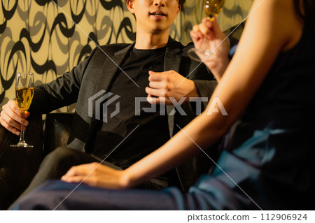 夫妻喝香檳 夫妻喝香檳 112906924