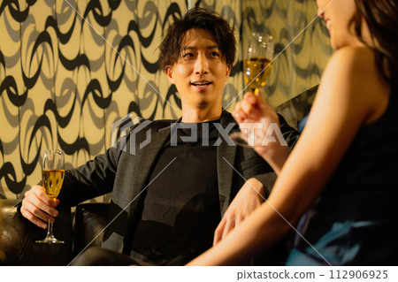 夫妻喝香檳 夫妻喝香檳 112906925