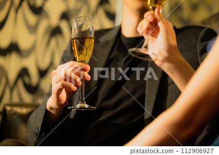 夫妻喝香檳 夫妻喝香檳 112906927