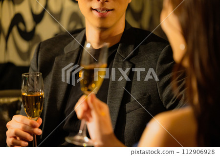夫妻喝香檳 夫妻喝香檳 112906928