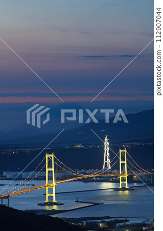 北海道/ 從宗陵山眺望室蘭橋和白鳥橋的黃昏和夜景 112907044