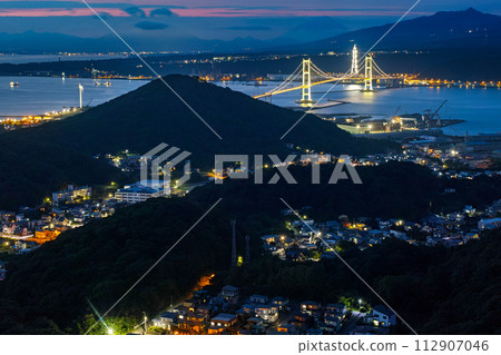 Hokkaido/ Evening and night views of Muroran and Shiratori Bridge seen from Mt. Sokuryoyama 112907046